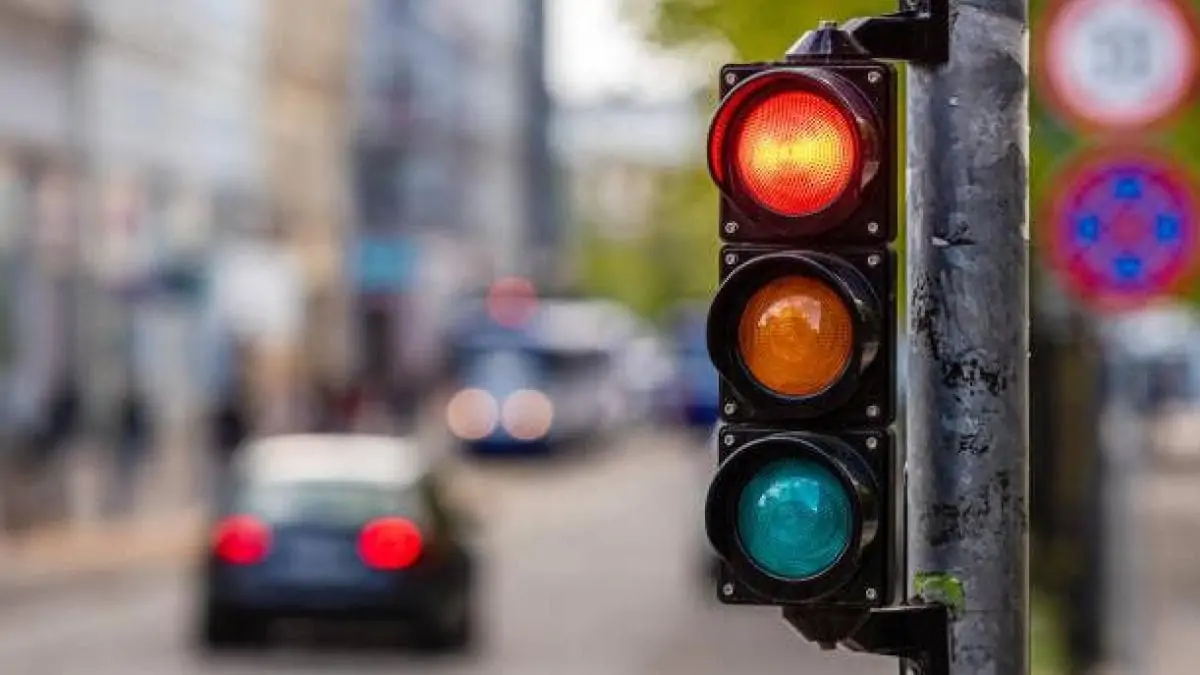 Semáforos DGT: Tipos, Normas y Errores Comunes en el Examen de Conducir