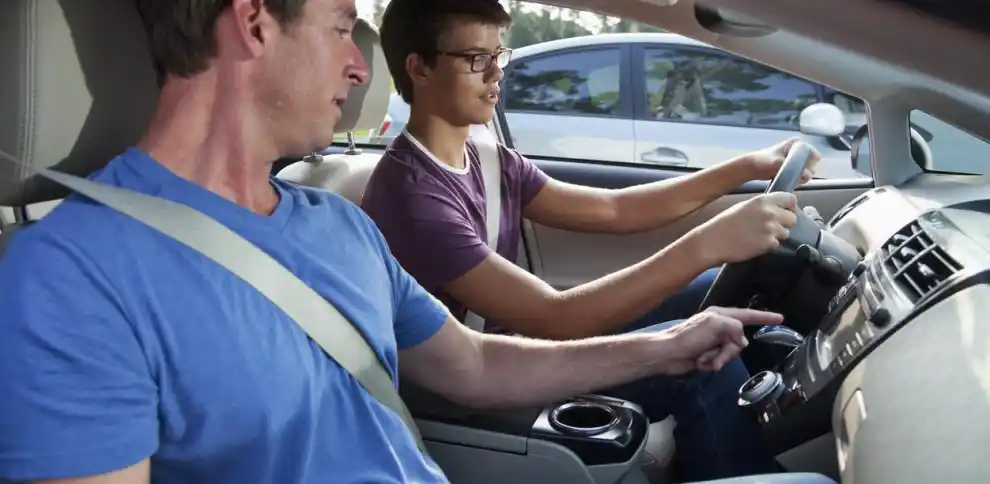 Hiperpaternidad y carnet de conducir: cómo acompañar sin sobreproteger