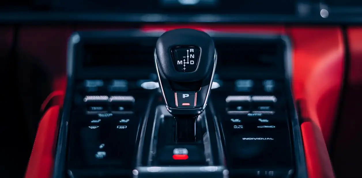 Errores más frecuentes al conducir un coche automático por primera vez (y cómo evitarlos)