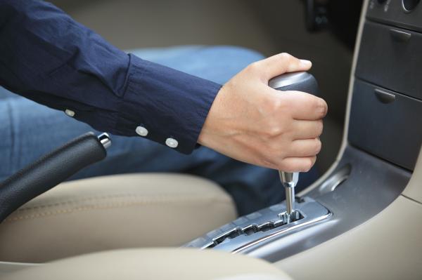 Cómo conducir un coche automático por primera vez sin cometer errores